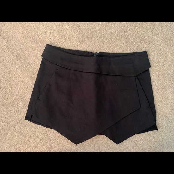 Black Skort from Aritzia Talula - Picture 1 of 3